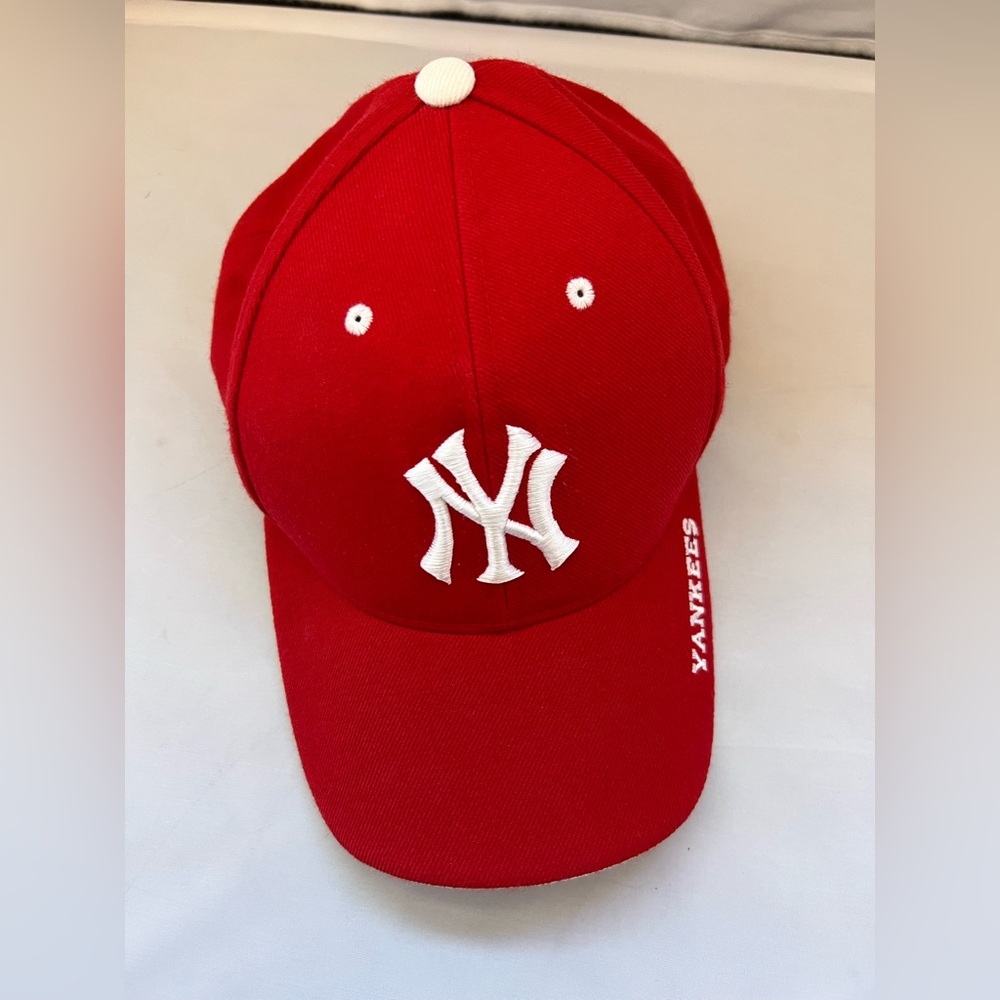 Red New York Yankees Baseball Cap - Picture 7 of 9
